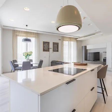 Luxurious 2br Seafront With Pool *
